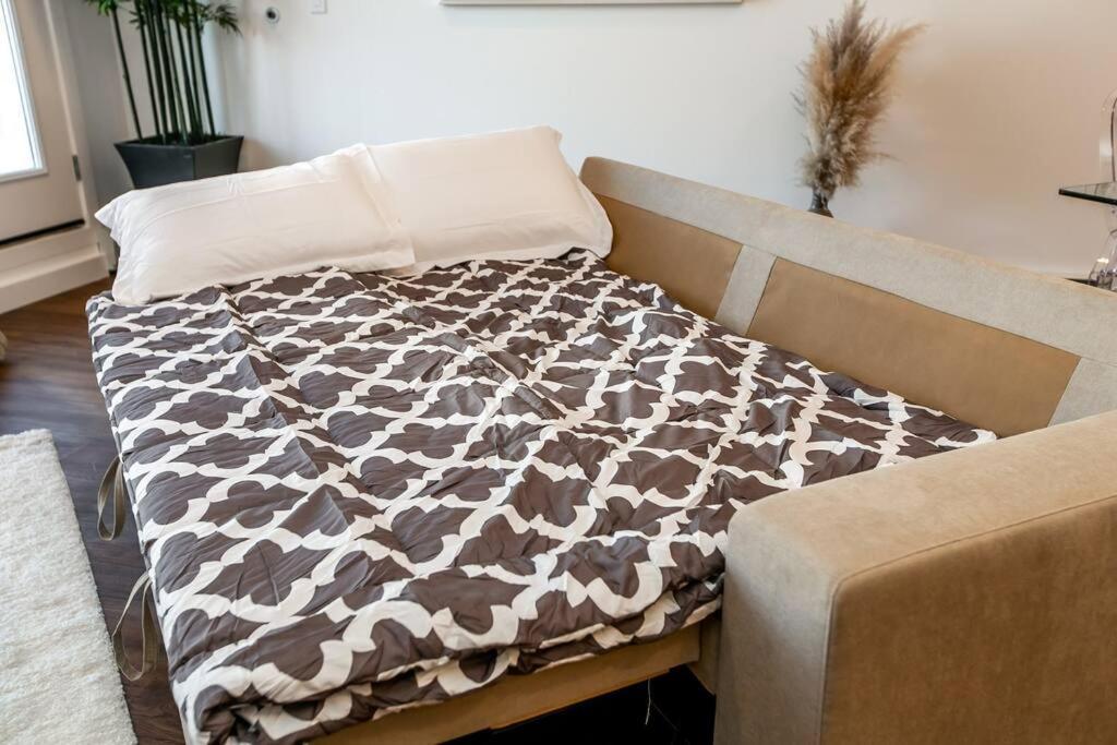 Steamy Romantic Greek Corneer King U/g Wifi Apartment Edmonton