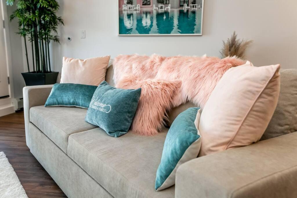 Apartment Steamy Romantic Greek Corneer King U/g Wifi Edmonton