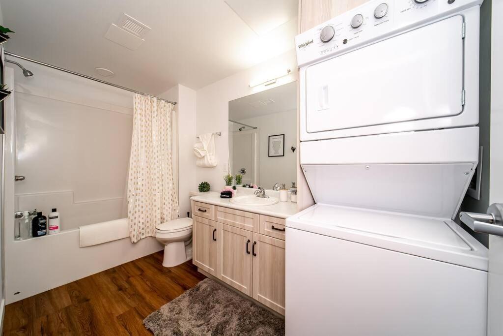 Apartment Steamy Romantic Greek Corneer King U/g Wifi Edmonton